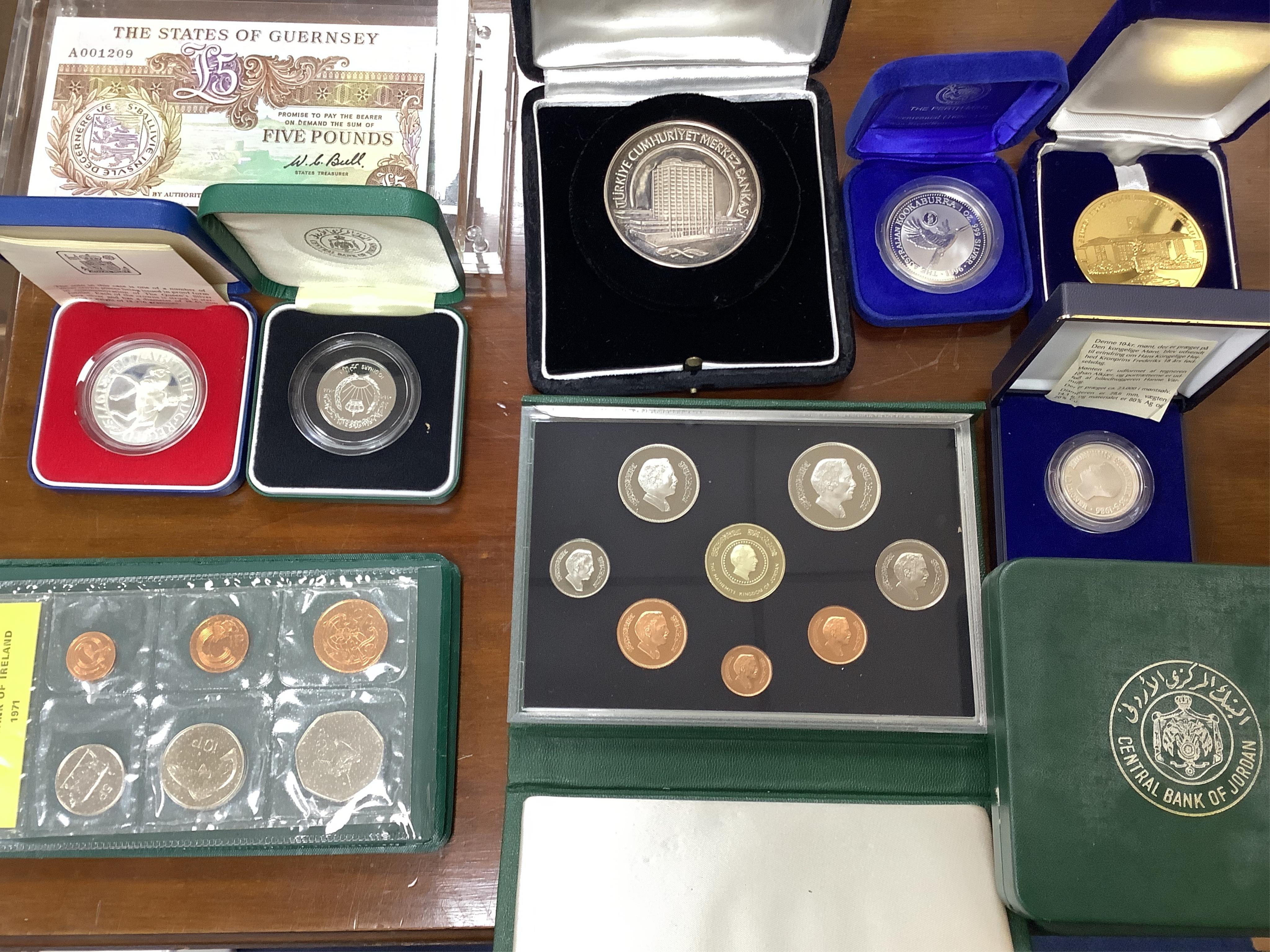 World coins and medals, including Central Bank of Jordan, Ireland, UK Royal Mint etc, highlights include QEII proof silver jubilee medal 1977, Central bank of Jordan proof coin set etc.
